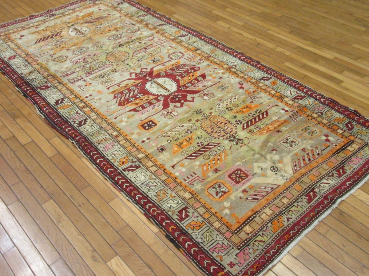 5′ x 9′ Caucasian Ivory Kazak Rug – Hand-Knotted Wool