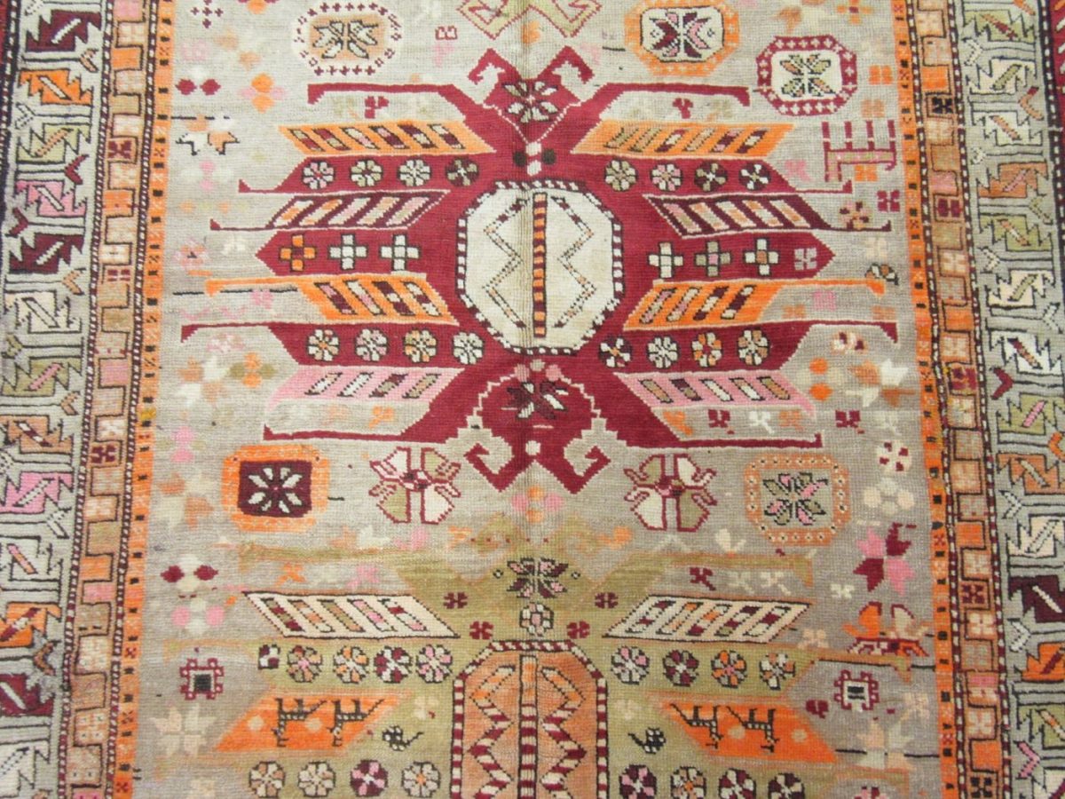 5′ x 9′ Caucasian Ivory Kazak Rug – Hand-Knotted Wool