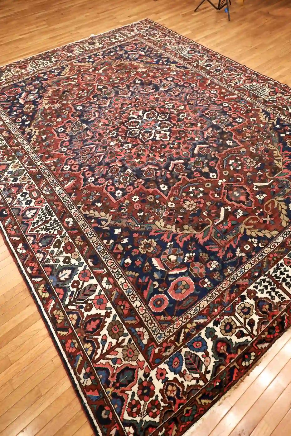 11′ x 14′ Red Fine Hand-Knotted Persian Bakhtiari – Traditional Wool