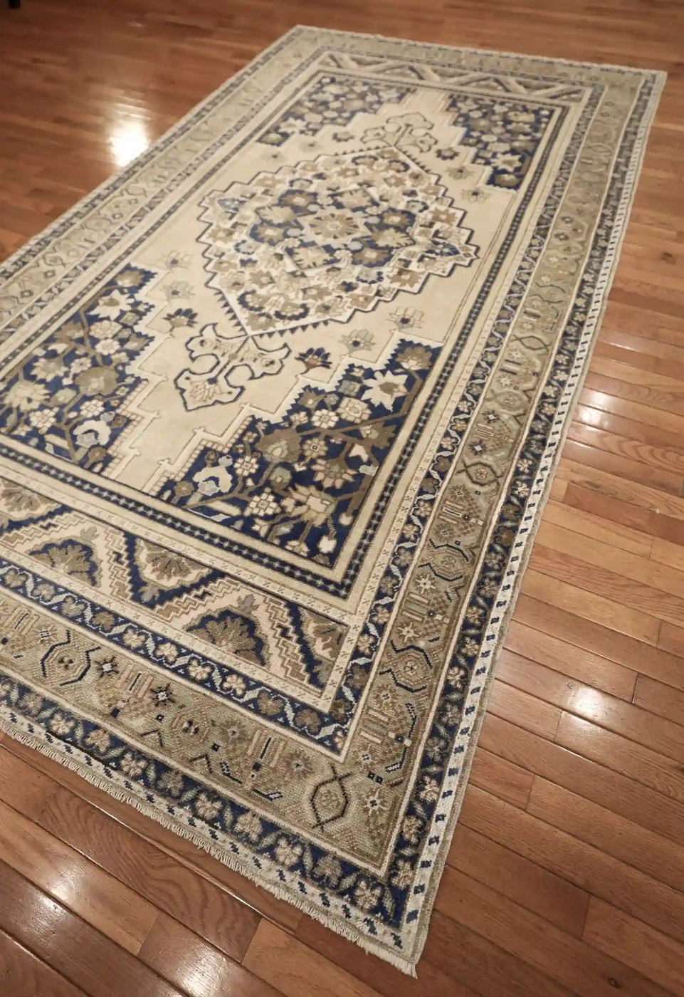 6′ x 10′ Beige Fine Hand-Knotted Turkish Anatolian Rug – Traditional Wool