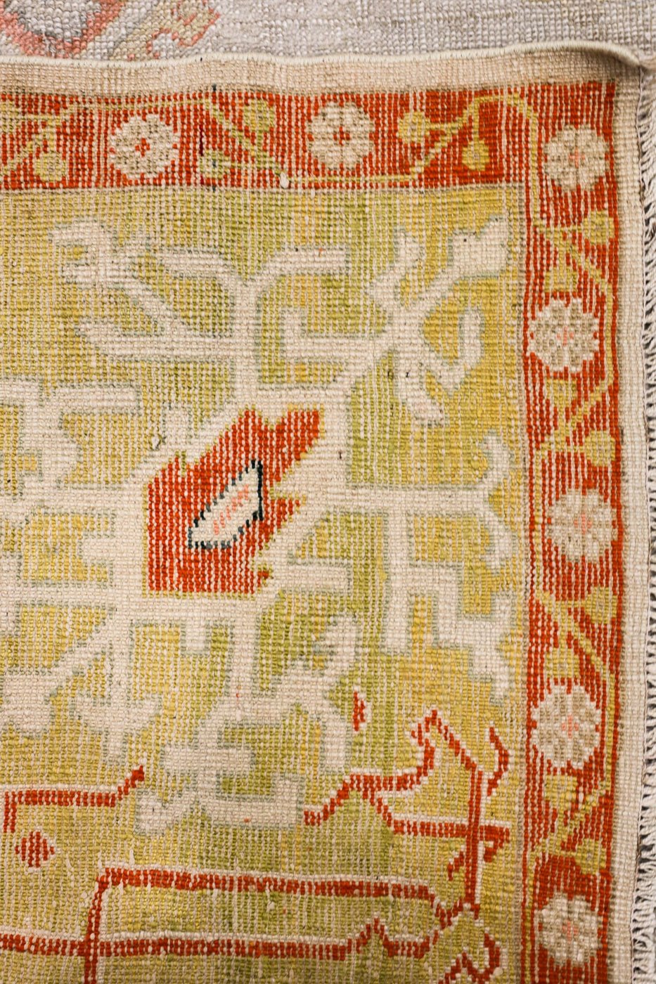 11′ x 15′ Luminous Ivory and Saffron Gold Hand-Knotted Antique Western Anatolian Oushak Carpet – Calligraphic Pseudo-Kufic Border