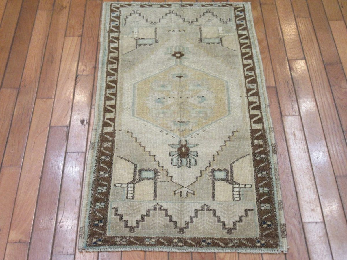 2′ x 3′ Turkish Beige Rug Transitional Wool