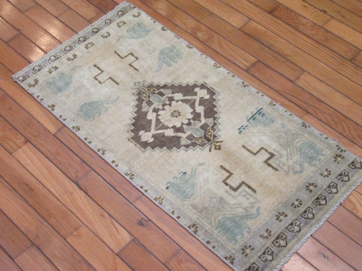 2′ x 4′ Turkish Gray Green Accent Rug Transitional Wool