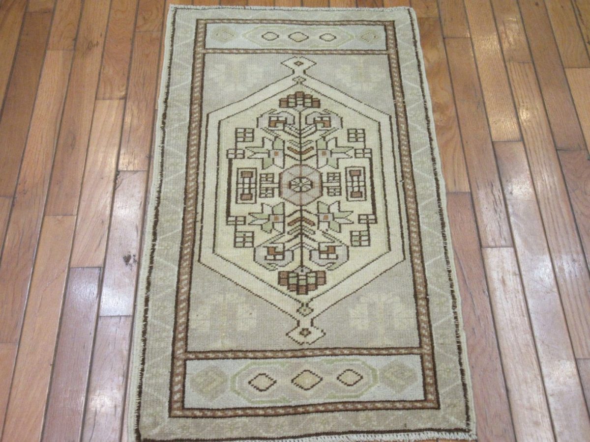 2′ x 3′ Turkish Ivory Brown Accent Rug Transitional Wool