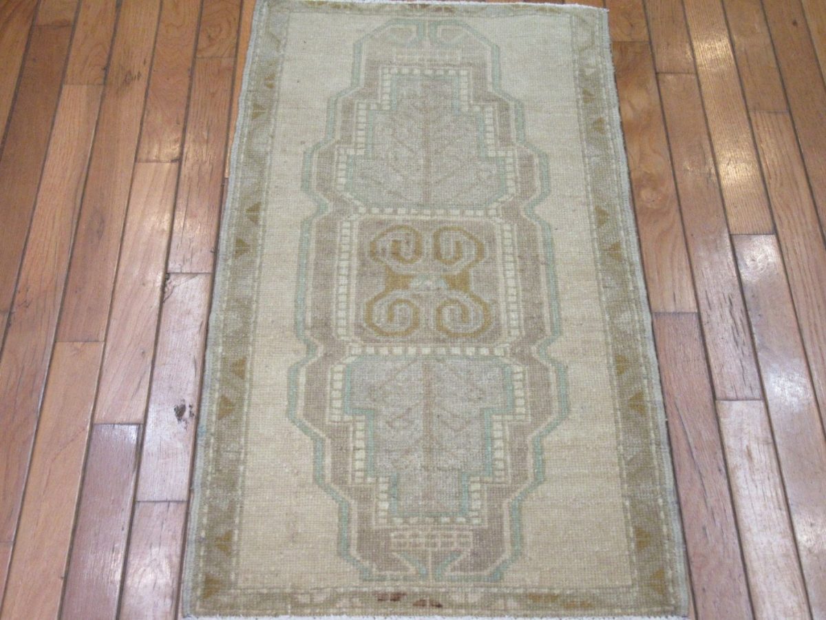 2′ x 3′ Persian Gray Beige Accent Rug Transitional Wool