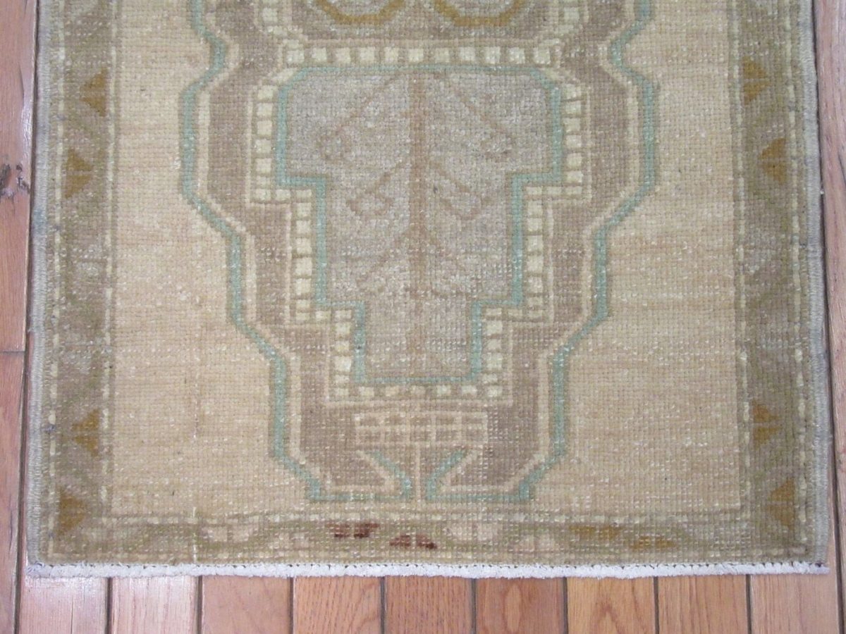 2′ x 3′ Persian Gray Beige Accent Rug Transitional Wool