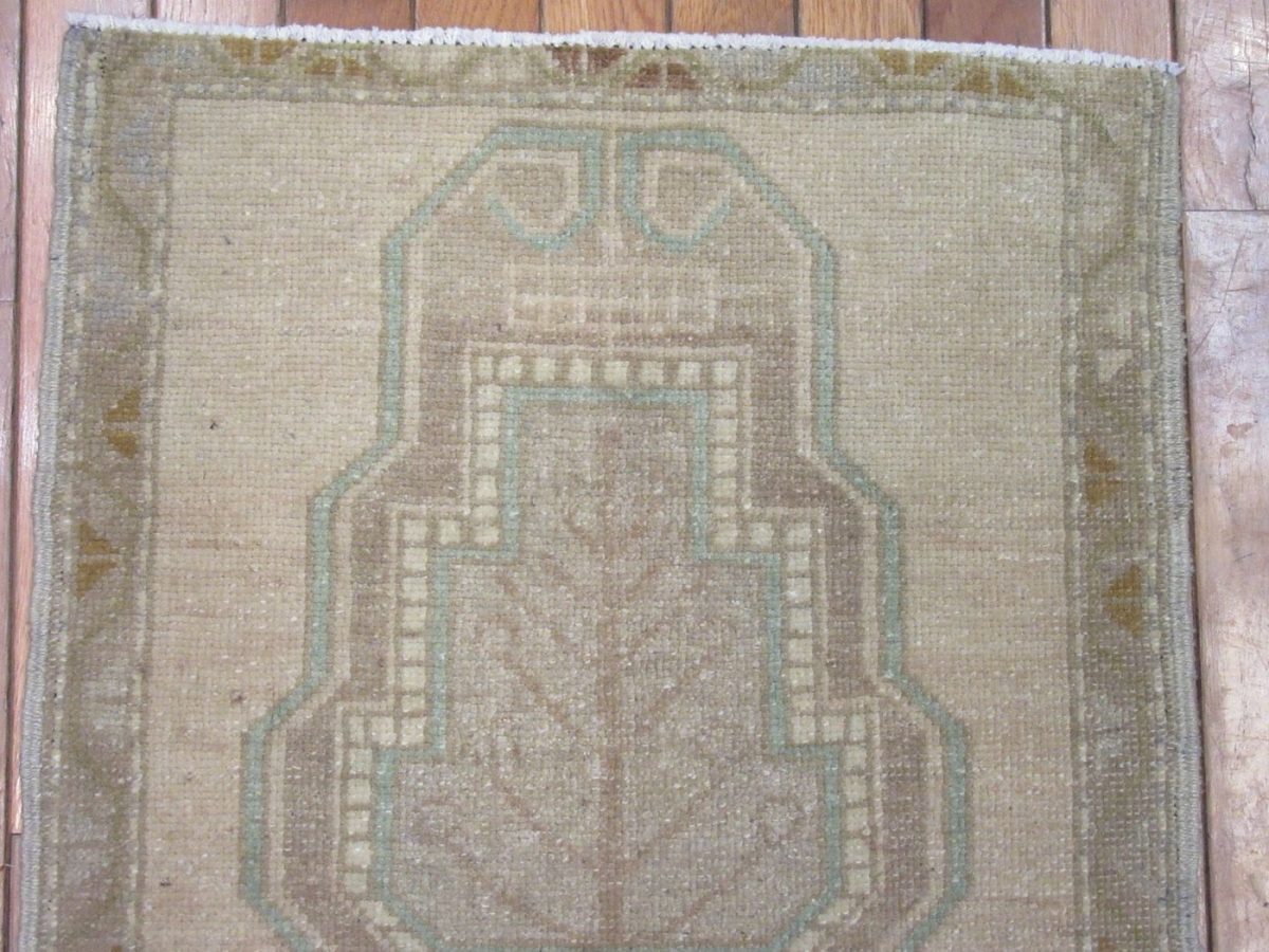 2′ x 3′ Persian Gray Beige Accent Rug Transitional Wool