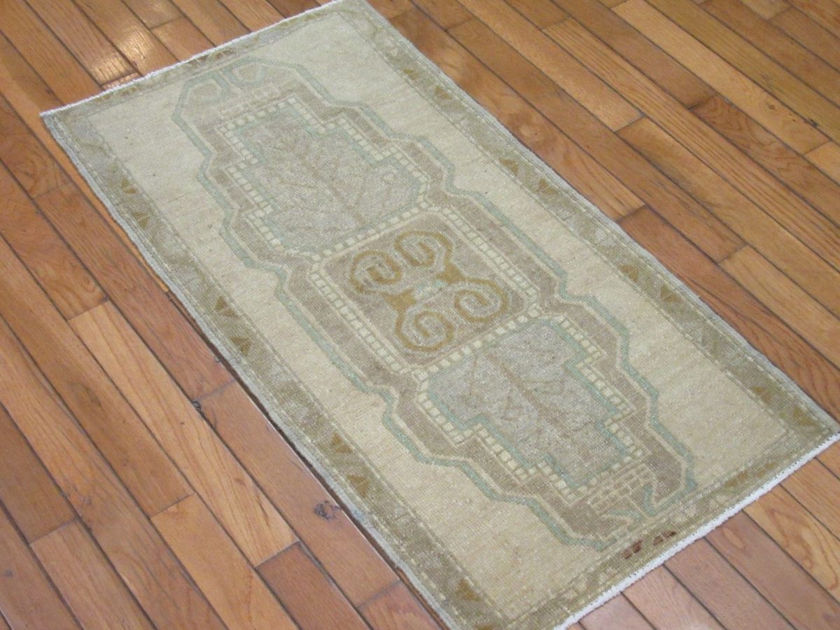2′ x 3′ Persian Gray Beige Accent Rug Transitional Wool